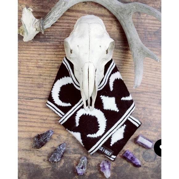 Rogue + Wolf ✦ “Moon Pupper” Knit Pet Scarf ✦ Black Vegan Yarn Celestial Print - Picture 14 of 16